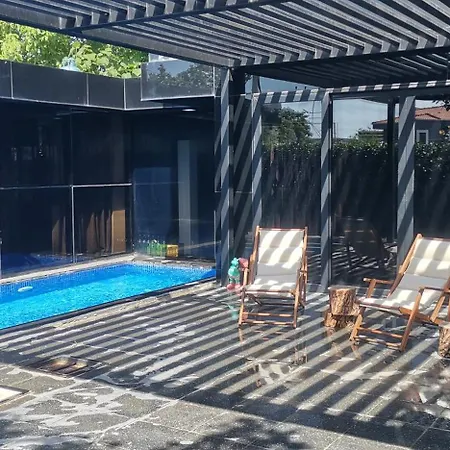 别墅 Black Box Village With Garden
