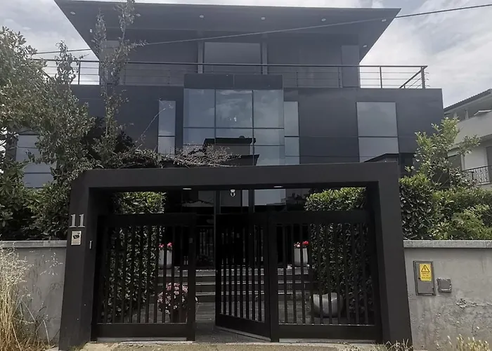 Black Box Village With Garden Vila
