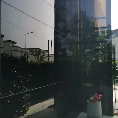 别墅 Black Box Village With Garden