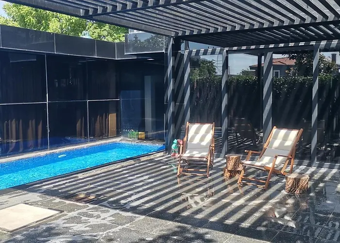 Vila Black Box Village With Garden